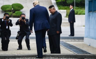 Доналд Трамп Хойд Солонгосын хилийг давлаа