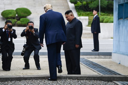 Доналд Трамп Хойд Солонгосын хилийг давлаа