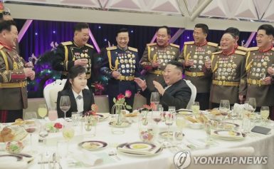 Ким Жон Ун охиныхоо хамт ардын армийн генералуудтай уулзжээ